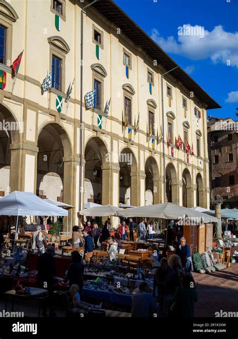 Market in Piazza Grande